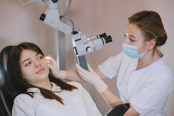 Otolaryngologist preparing for the medical examination procedure